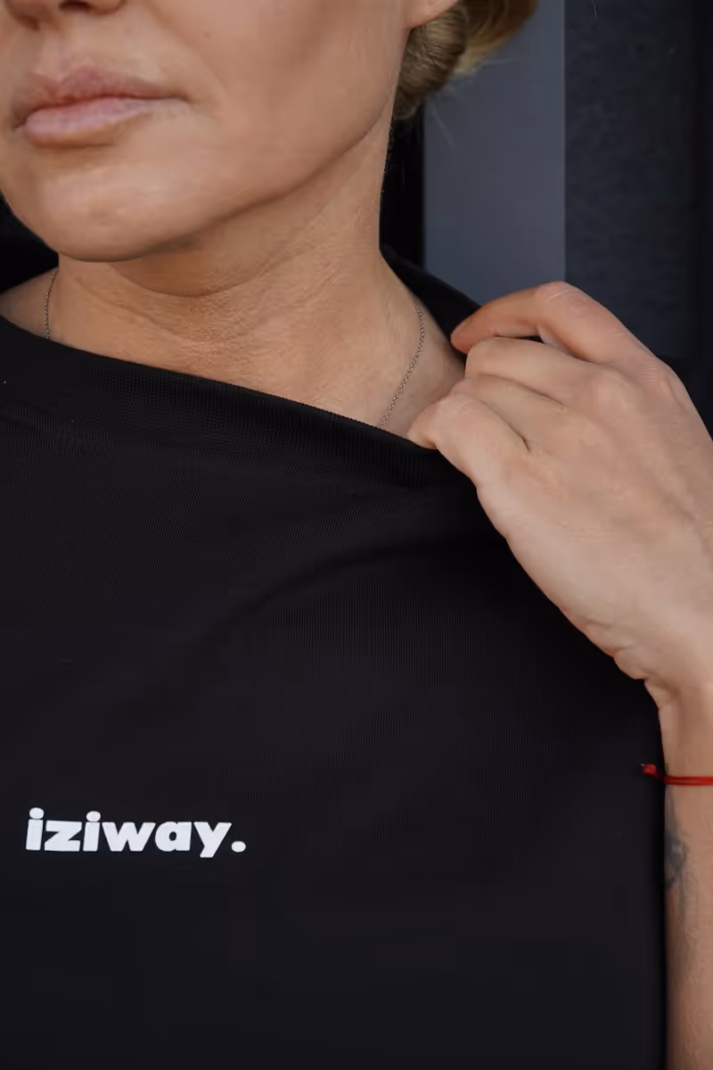 Футболка жіноча оверсайз чорна базова IZIWAY — фото 7, колір чорний