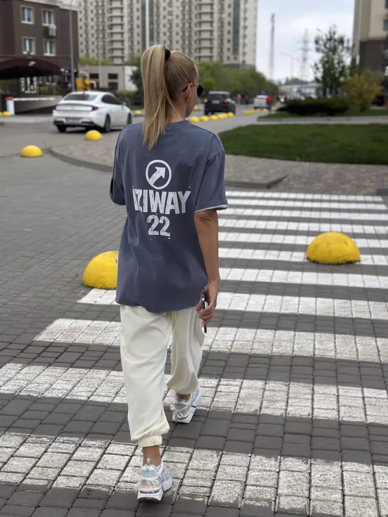 Футболка жіноча оверсайз варена бавовна IZIWAY — фото 2, колір сірий / синій варений денім