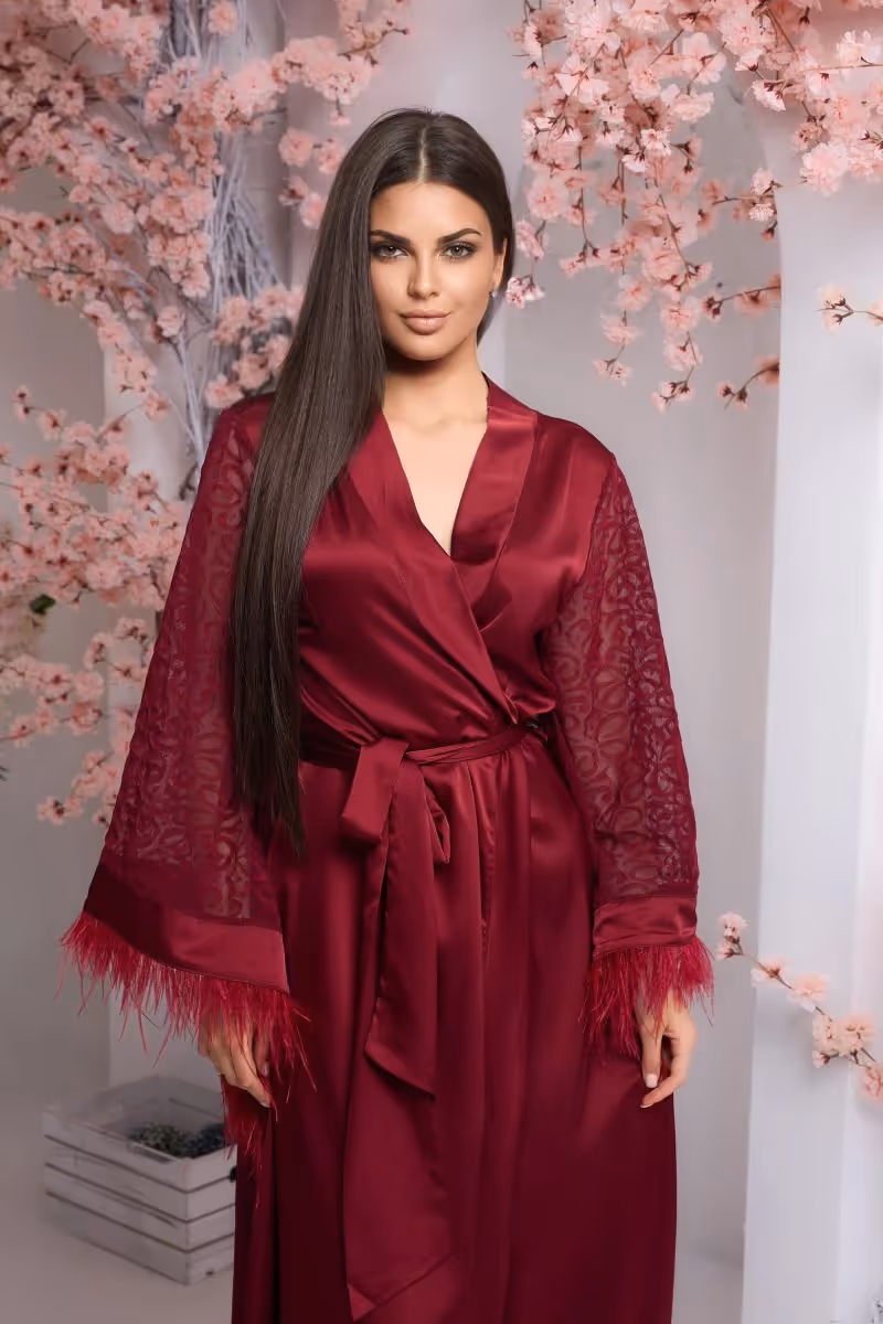 Жіночий шовковий халат зі страусовим пір'ям бордовий модель 999 L/XL — фото 2, колір Бордовий